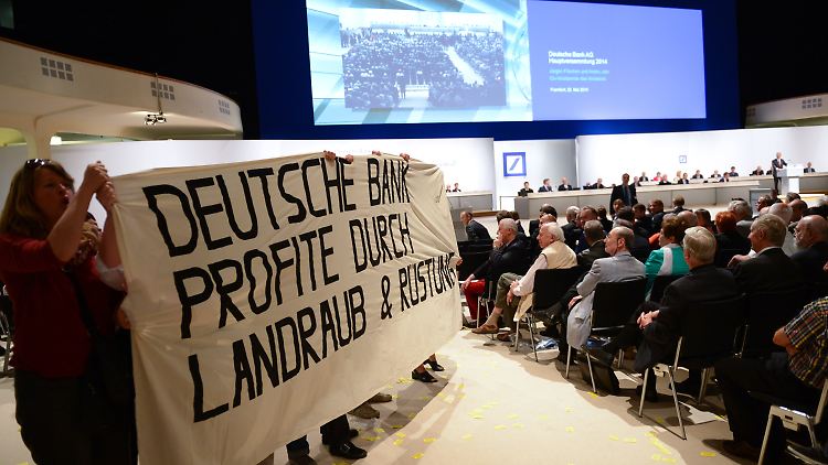 Fast zwangsläufig wird Jains Rede gleich zu Beginn von lärmenden Kapitalismuskritikern minutenlang unterbrochen.