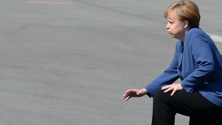 Kanzlerin Merkel bewältigt mehr als 20 Wahlkampftermine, hier entert sie das Podium bei der Luftfahrtschau ILA in Berlin.