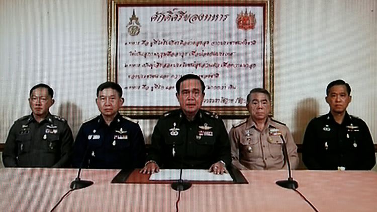 General Prayuth Chan-ocha (Mitte) erklärt sich im Fernsehen.