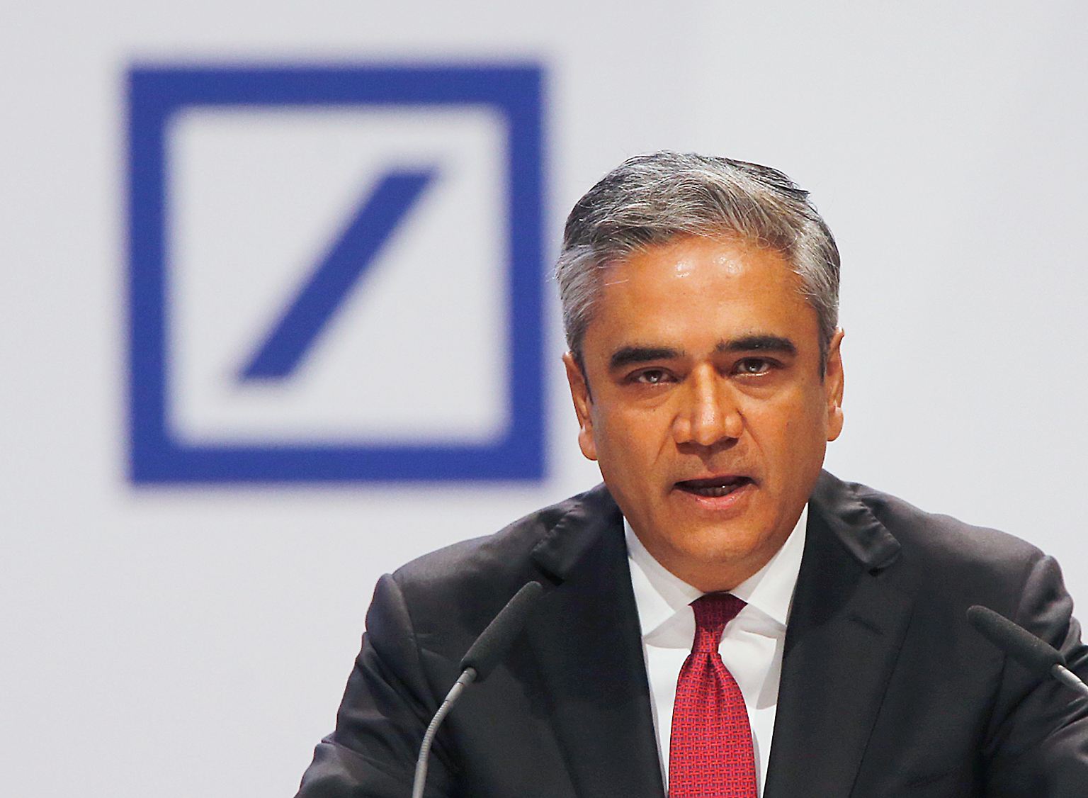Gleich zum Auftakt der Hauptversammlung umschmeichelt Anshu Jain die Aktionäre mal wieder auf Deutsch. "Auf diese Erfolge können wir alle sehr stolz sein", lobt der Co-Chef der Deutschen Bank die Fortschritte bei der Neuausrichtung des Konzerns. 