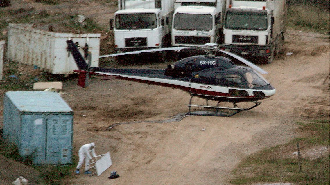 ... ein Helikopter ein. Paleokosta und ...