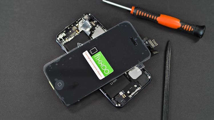 Mit dem Reparatur-Set von GIGA und Fixxoo kann fast jeder ein defektes iPhone-Display wechseln.