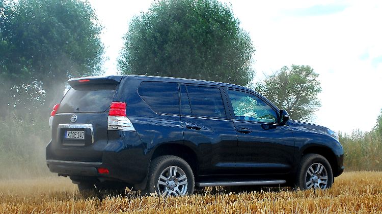 Der Auftriitt des Land Cruisers ist wuchtig: Selbst große SUV-Konkurrenten stellt der Japaner in den Schatten.