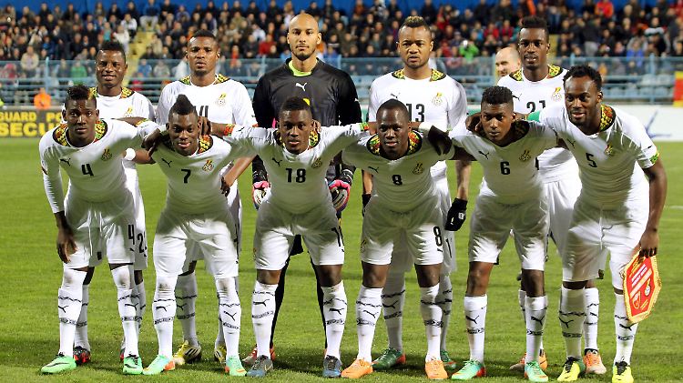 Der große Star ist immer noch Kapitän Michael Essien (ganz rechts).