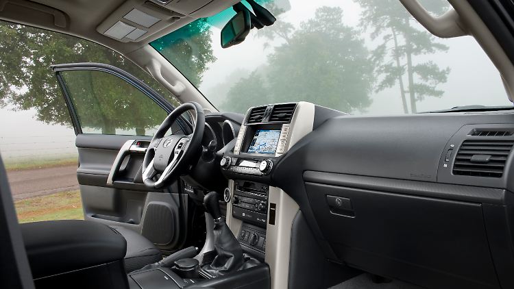 Der Innenraum des Toyota zeigt sich nicht unbedingt hochwertig, aber gut verarbeitet und funktional.