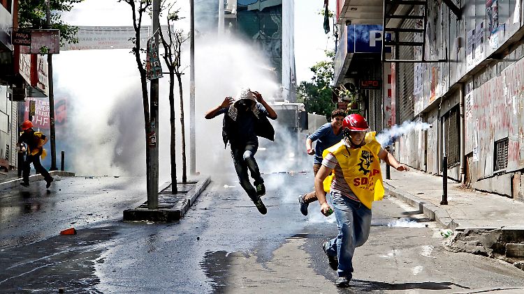 Demonstranten in Istanbul auf der Flucht vor der Polizei.