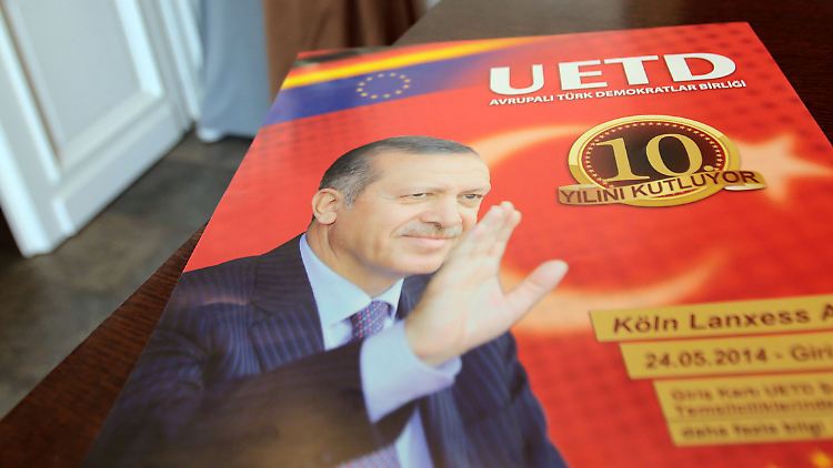 Mit Plakaten wirbt die UETD für den Erdogan-Auftritt in Köln.