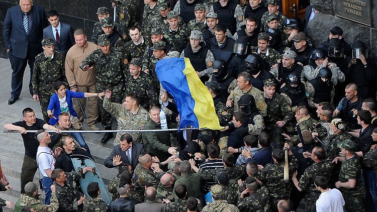 Und schon wieder Ärger: Auf diesem Bild kollidieren ukrainische Soldaten mit  Selbstverteidigungskräften der Euromaidan-Bewegung.
