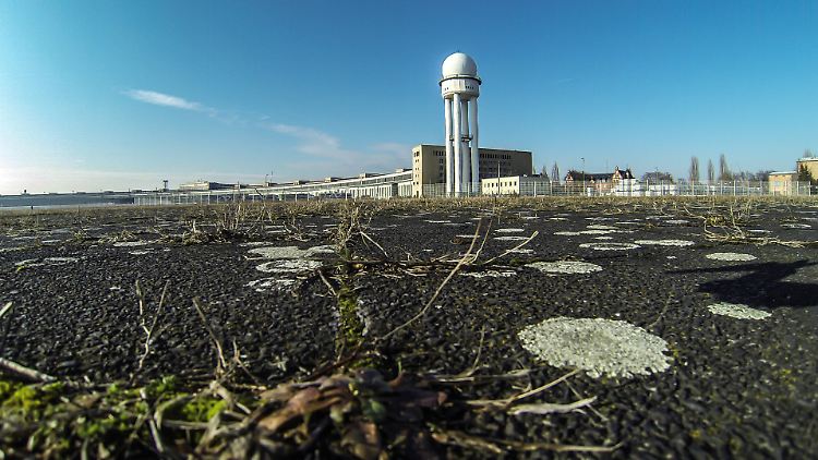 Noch im Jahr 2007 wurden am Tempelhofer Flughafen mehr als 300.000 Fluggäste abgefertigt, heute nutzen die Berliner die Fläche als Naherholungsgebiet.