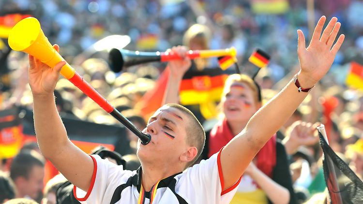Nicht totzukriegen: Die Vuvuzela ist der beliebteste Fanartikel der Deutschen. 