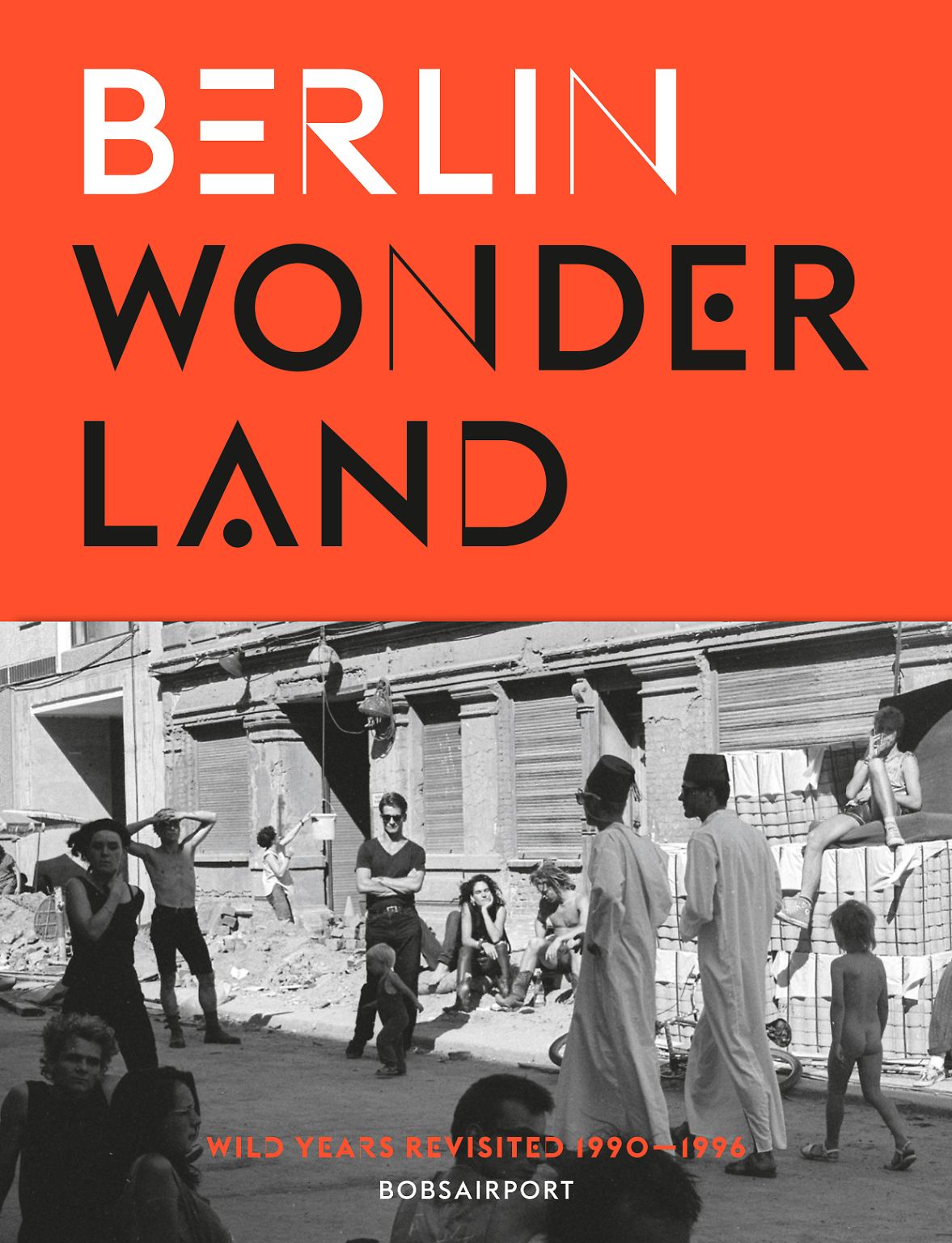 "Berlin Wonderland: Wild Years Revisited, 1990-1996" zeigt den Osten Berlins, wie er in den ersten Jahren nach dem Mauerfall aussah - und die Menschen darin, die die neue Freiheit auszunutzen verstanden. Herausgegeben wurde er von der Fotoagentur bobsairport im Verlag Gestalten. Hier ...
