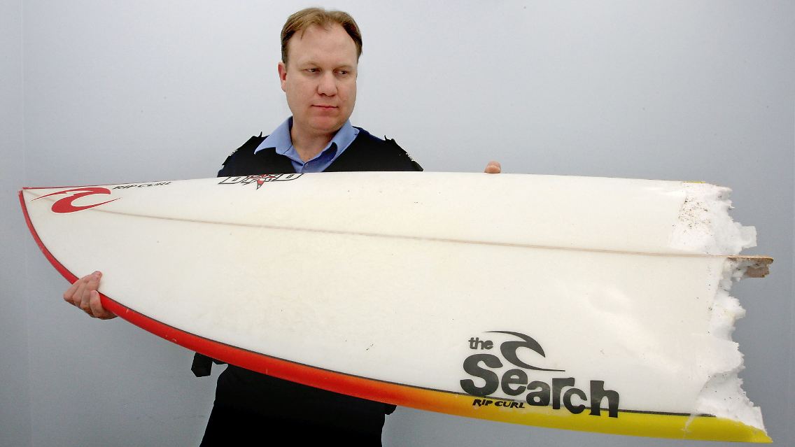 Was vom Angriff übrig blieb: Ein Beamter der Margaret River Police mit dem Rest des Surfbrettes.