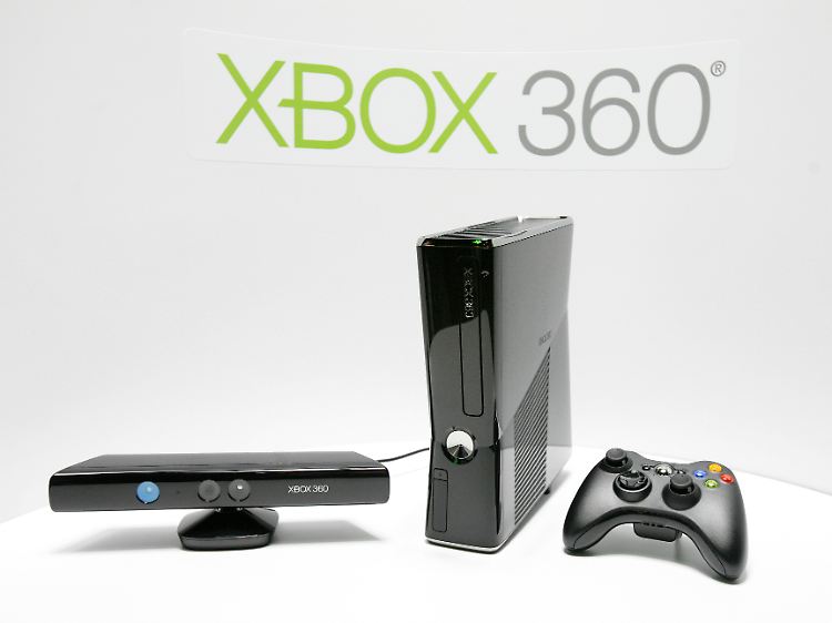 Gruppenbild mit Neuheit: Links Kinect mit den Kameraaugen an der Front, in der Mitte die Spielkonsole XBox, rechts ein herkömmlicher Controller.