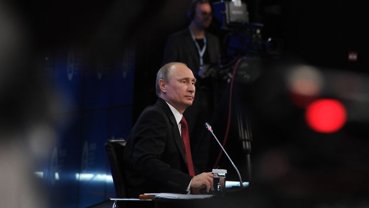 Putin steht auf dem Wirtschaftsforum in St. Petersburg Rede und Antwort.