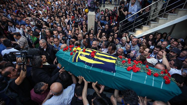 Mit einem Trauerzug durch Istanbul verabschieden sich die Menschen von Ugur Kurt.