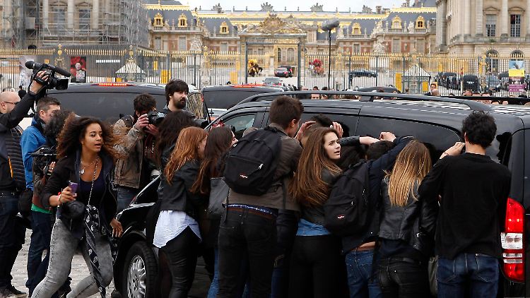 Mehr Andrang als bei Royal Weddings: Fans bestürmen die Autos der Gäste.