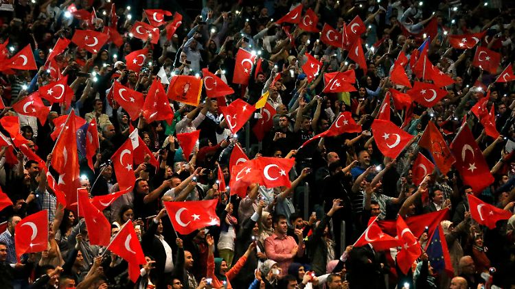 In der Köln-Arena zeigt sich der krasse Kontrast zwischen Erdogan-Anhängern und -Gegnern. Zehntausende protestierten am Nachmittag in der Kölner Innenstadt.