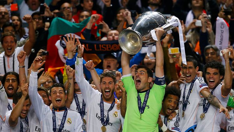 Königlicher Jubel: Iker Casillas präsentiert den Fans den Cup, Reals zehnte Titel in der europäischen Königsklasse des Fußballs.