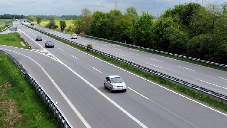Autobahn-Gebühren: 100 Euro soll die Vignette kosten.