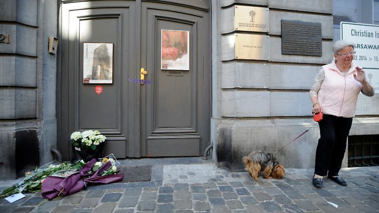 Blumen und Kerzen erinnern an die drei Opfer der Schießerei.