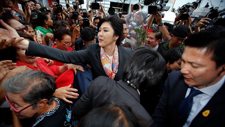 Yingluck vor dem Militärputsch, umgeben von Anhängern.