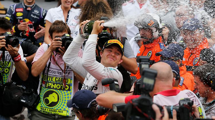 Champagner für alle! Nico Rosberg feiert seinen Sieg in Monaco.