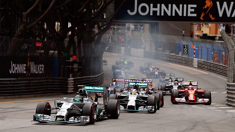 Nico Rosberg (l.) startete und beendete das Monaco-Rennen als Führender. Zwischendrin musste er aber hart arbeiten.