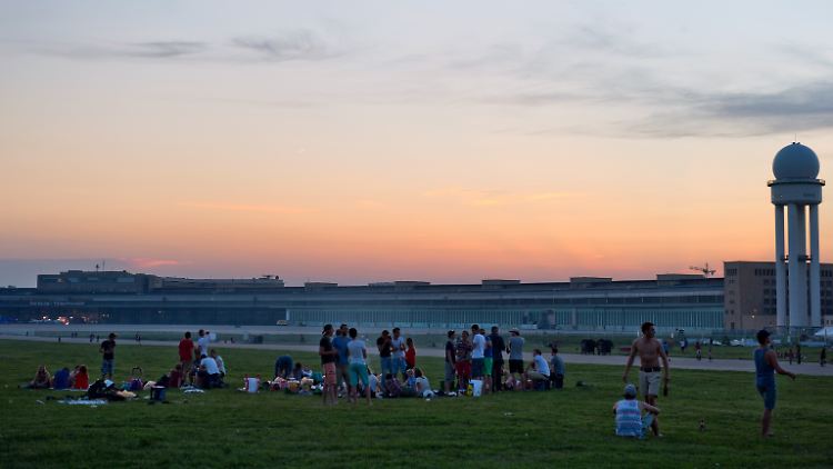 Abends auf dem Tempelhofer Feld - so soll es bleiben.