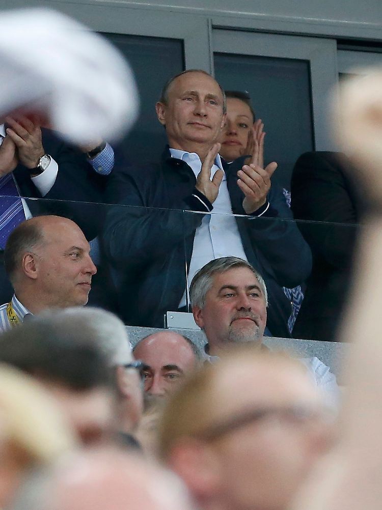 Wladimir Putin schaute am ukrainischen Wahltag Eishockey in Minsk. An seiner Seite: Diktator Alexander Lukaschenko.