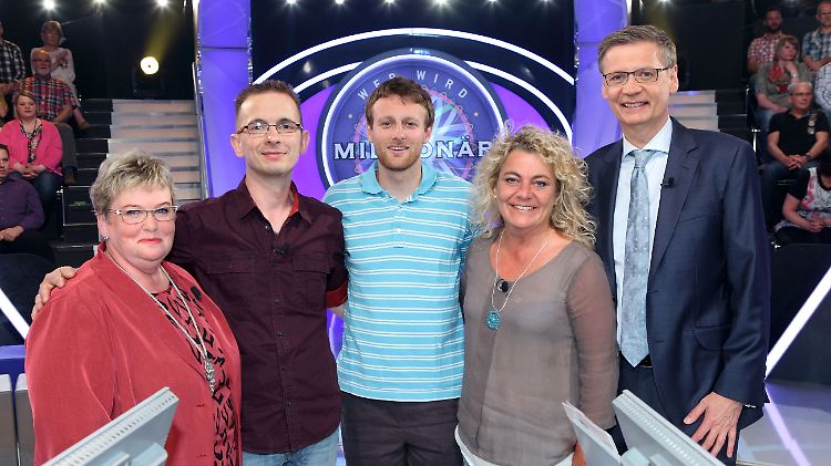 Wer wird Millionär? Bärbel Karge meldete Tino Graf an, auch Tobias Kunkemöller und Elli Frick wussten vorher nicht, dass Günther Jauch sie befragen würde (v.l.n.r.).