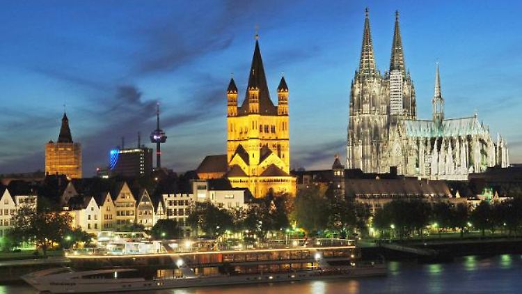 Bei dem Anblick des Stadtpanoramas mit Rhein, Kirche Groß St. Martin und dem Dom geht dem Kölner das Herz auf - weniger ergriffen sind viele davon, dass Pegida-Demonstranten durch die Stadt ziehen wollen.