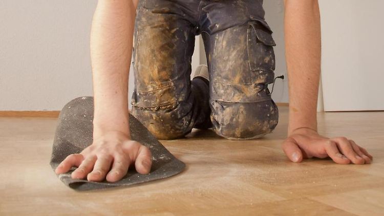 Einfacher in der Handhabung ist für Heimwerker das Verlegen von Mehrschichtparkett.