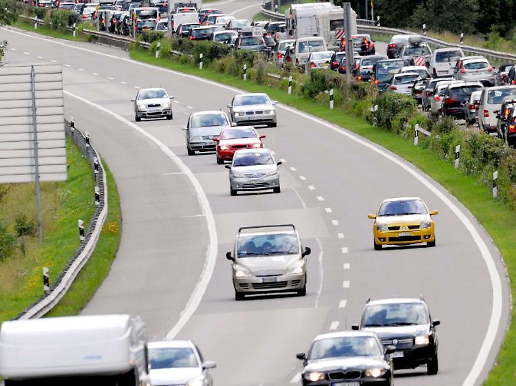 Auf den Autobahnen sind derzeit viele Urlaubsheimkehrer unterwegs.