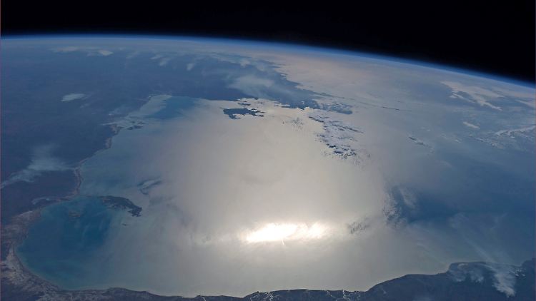Küstenlinien sind aus 400 Kilometern Höhe gut erkennbar, doch Staatsgrenzen sind nicht auszumachen. Auf der ISS zählt das Miteinander: "Globale Herausforderungen können nur gemeinsam gelöst werden", sagt Jan Wörner.