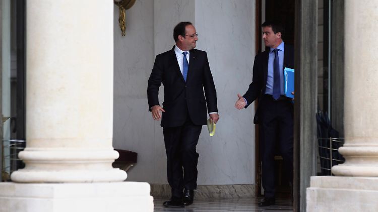Kein erfreulicher Tag für die Sozialisten: Präsident Hollande (l) unterhält sich mit Premierminister Valls.