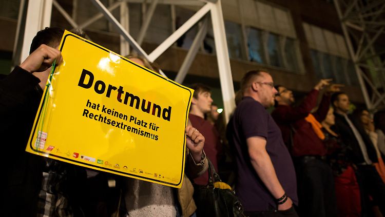 Nach dem Angriff am Rathaus. Dortmund hat eine kleine, aber aktive Neonazi-Szene - bei der Wahl erreichten sie rund ein Prozent der Stimmen und sind damit im Stadtrat vertreten. 