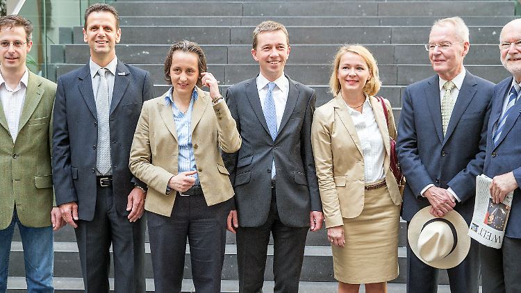 Die sieben aus dem Europaparlament: Marcus Pretzell, Bernd Kölmel, Beatrix von Storch, Bernd Lucke, Ulrike Trebesius, Hans-Olaf Henkel und Joachim Starbatty (v.l.).