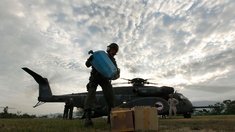 Die Hilfe kommt langsam an: US-Soldaten beim Ausladen von Hilfsgütern.