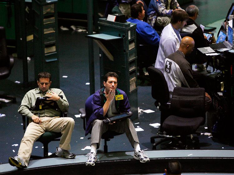 Erschöpfte Händler an der New Yorker Mercantile Exchange: Die 100-Dollar-Marke fiel am ersten Handelstag des Jahres 2008.