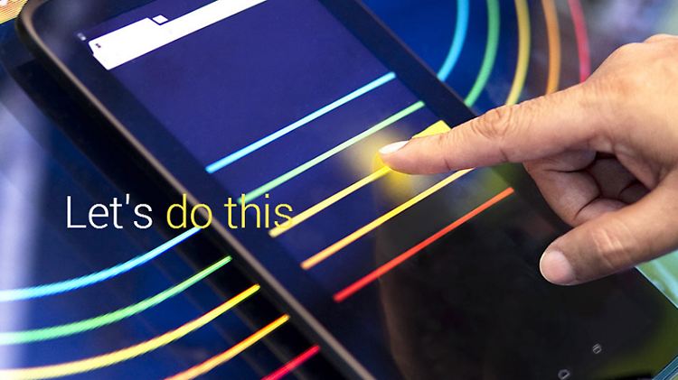 Tippt die Dame auf ein Nexus 8?