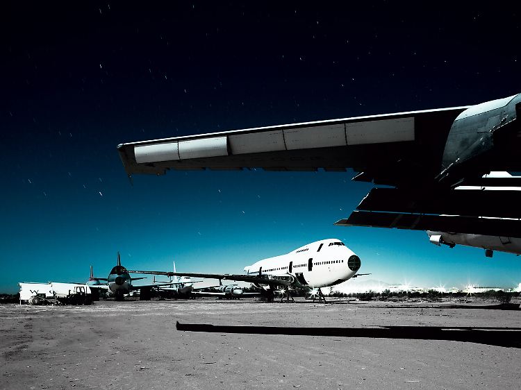 Ausgeweidete Hüllen: Jumbo-Jets vom Boeing 747 bei Vollmond. Die nächste Generation wartet schon auf die Ausmusterung.
