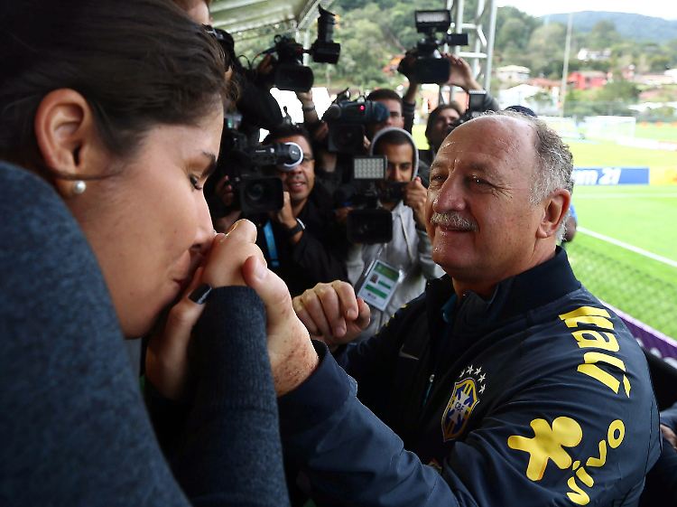 Handkuss für Felipe: Brasiliens Nationalcoach Scolari und sein Team bei der Ankunft im WM-Trainingslager.