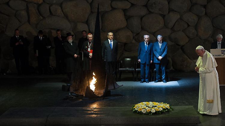 Bei einem Gedenken in der Holocaustgedenkstätte Yad Vashem bezeichnete Papst Franziskus die Ermordung von sechs Millionen Juden als "unmenschlichen Abgrund".