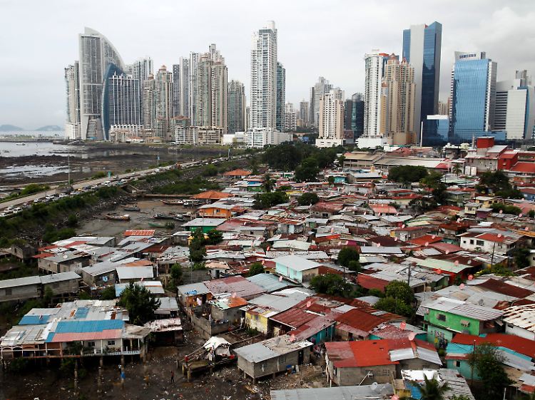 Slums und Bankentürme in Panama: Piketty zufolge kann der einfache Arbeitslohn nie den Vermögenszuwachs durch schon vorhandenes Kapital einholen.