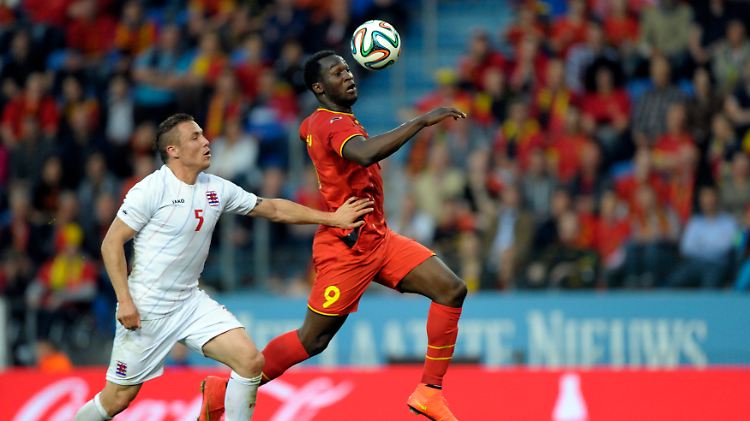 Schnell und schneller - Luxemburgs Verteidiger Tom Schnell (l) hat das Nachsehen gegen Belgiens Dreifach-Torschützen Romelu Lukaku.