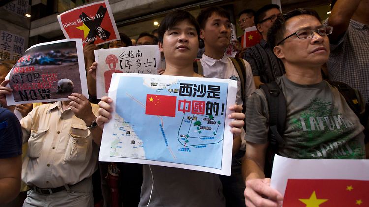 Auf einer Kundgebung in Hongkong demonstrieren Chinesen für die Gebietsansprüche Pekings.