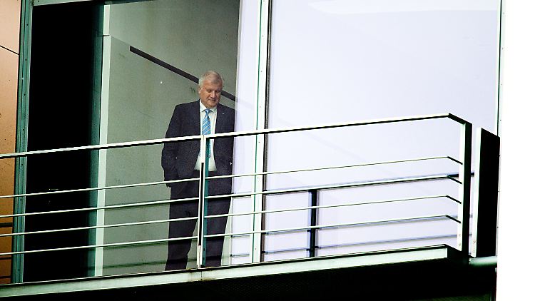 Horst Seehofer am Abend bei der Bundeskanzlerin: Merkel stellt sich betont hinter die CSU.