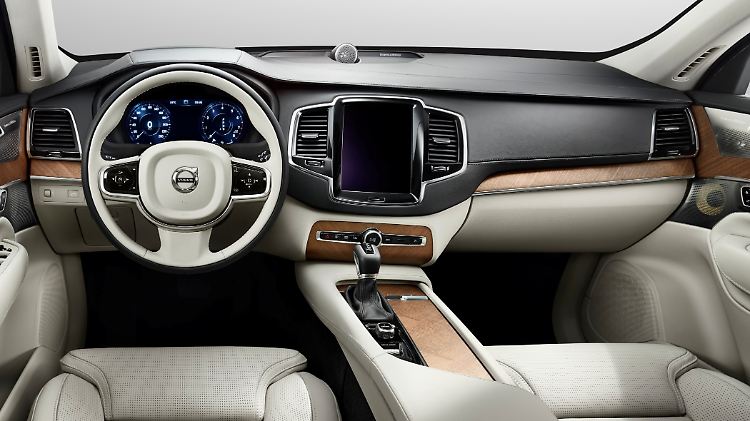 Das Cockpit des neuen Volvo XC90 wirkt jetzt aufgeräumter, aber auch ein wenig steril.