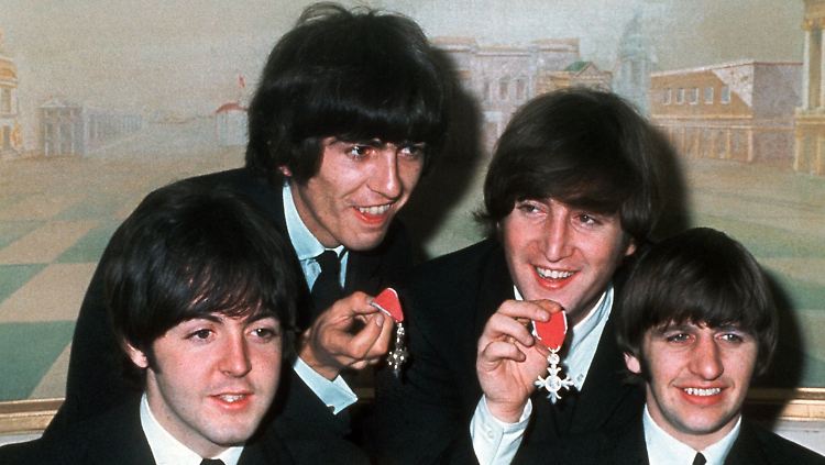 John Lennon (dritter von links) wollte dem jungen Folksänger die Angst vor Reichtum und Erfolg nehmen.