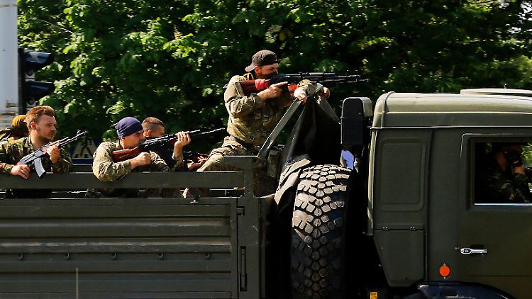 Ein Militärtruck mit prorussischen Kämpfern in der Nähe des Flughafens in Donezk. 